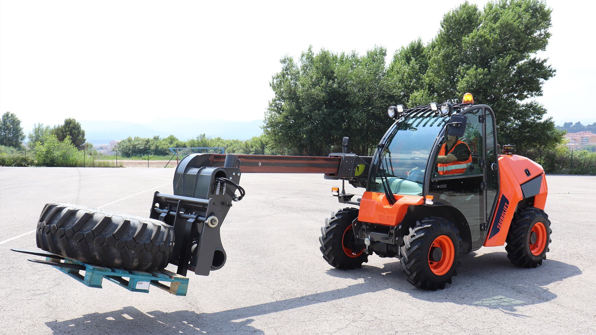 T204H compact telescopic handler | AUSA Official Website
